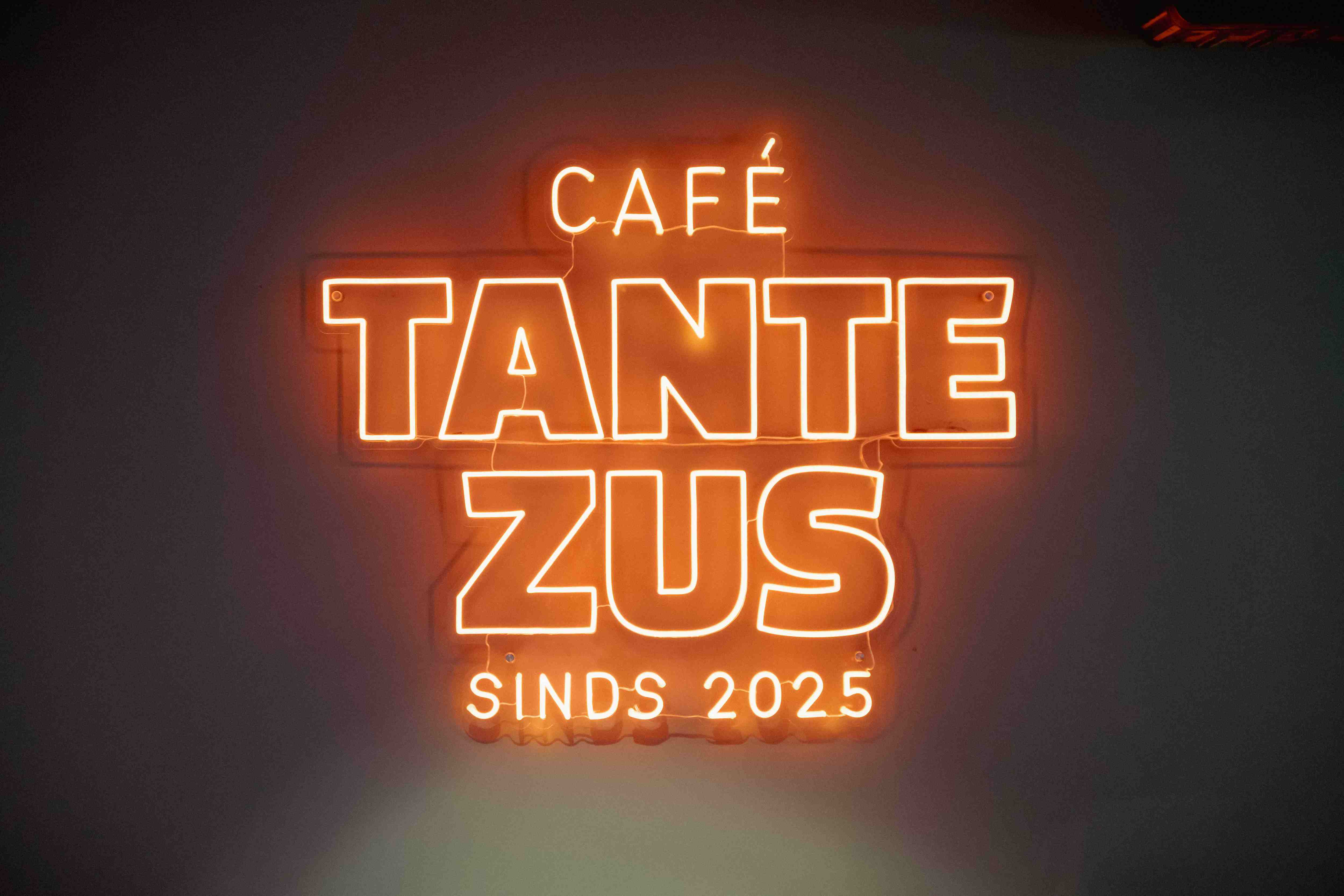 Neon sign Café Tante Zus